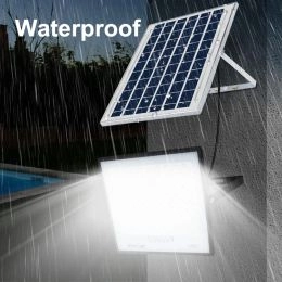 Emberlight Solar-Flutlicht mit Fernbedienung (2000 LM) - Winter Solarbeleuchtung